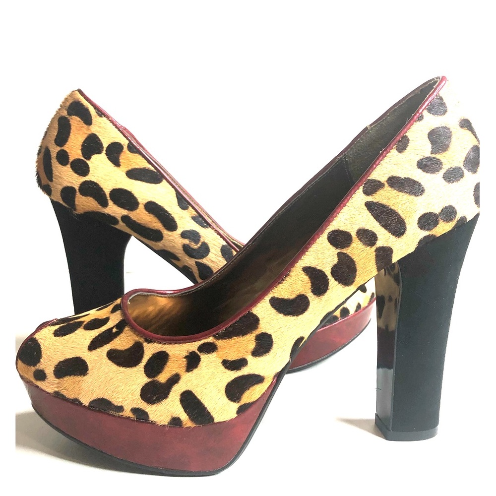 👠Fergie red heal animal print pump